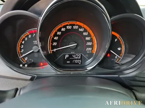 2022 Toyota Yaris L 6