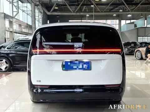 2025 Li MEGA 8