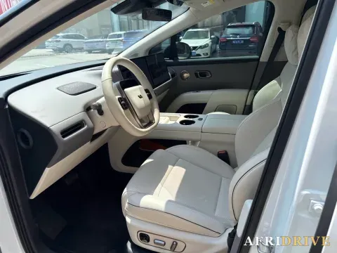 2025 Li i8 7