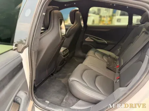 2024 MI SU7 8