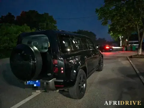 2025 Land Rover Defender 6