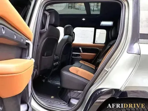 2023 Land Rover Defender 4
