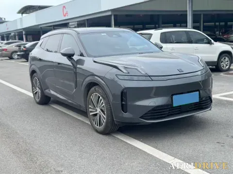 2025 LYNK&CO 08 EM-P 3