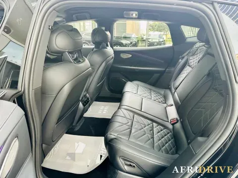 2025 LYNK&CO 10 6