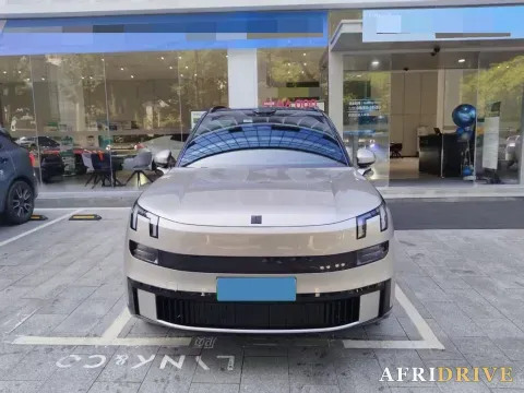 2025 LYNK&CO 900 2