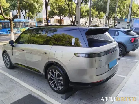 2025 LYNK&CO 900 4