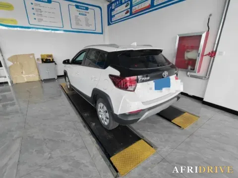 2022 Toyota Yaris L 2