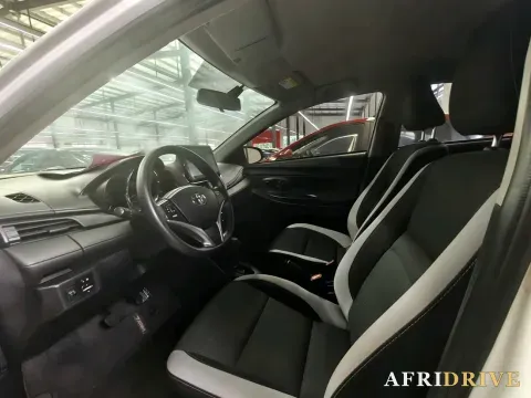 2022 Toyota Yaris L 4