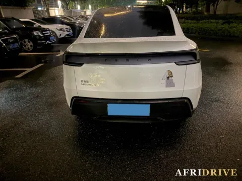 2025 Tesla Model Y 4