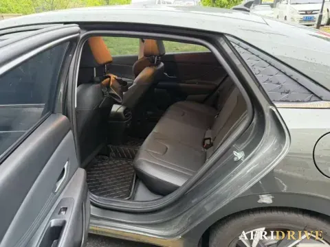 2023 Hyundai Elantra 2