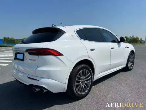 2022 Maserati Levante 4