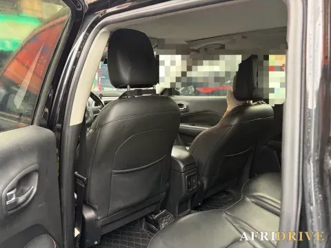 2017 Jeep Compass 4