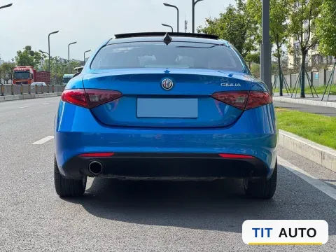 2017 Alfa Romeo Giulia 4