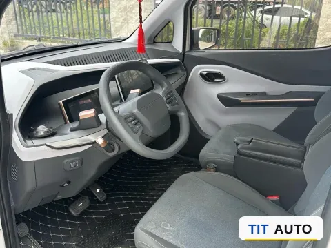 2018 BaoJun E200 4