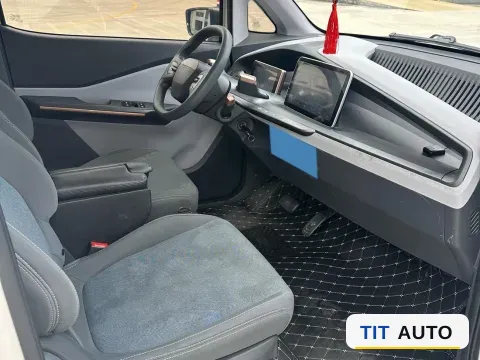2018 BaoJun E200 5