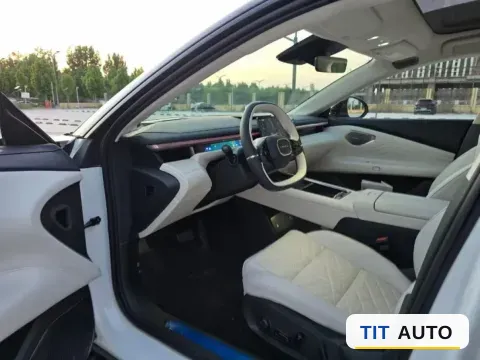 2025 LYNK&CO 10 4