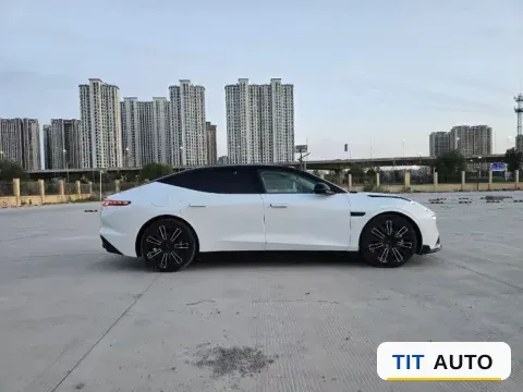 2025 LYNK&CO 10 8