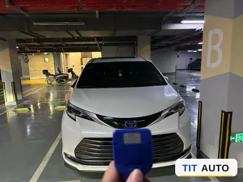 2023 Toyota Sienna 2
