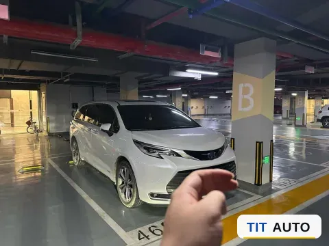 2023 Toyota Sienna 6